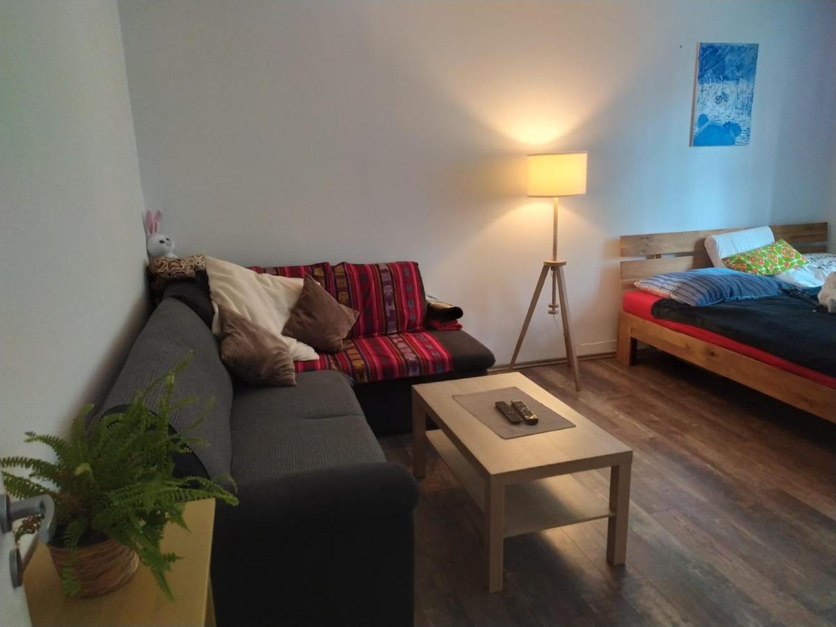 Pisqor Apartment - Self Check-In Братислава Экстерьер фото