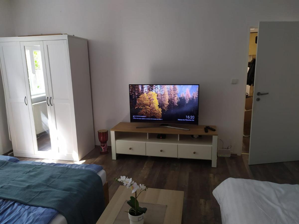 Pisqor Apartment - Self Check-In Братислава Экстерьер фото