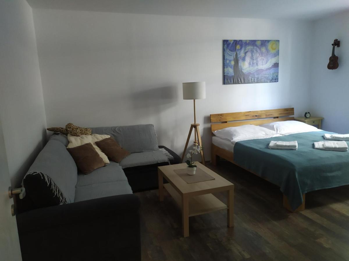 Pisqor Apartment - Self Check-In Братислава Экстерьер фото