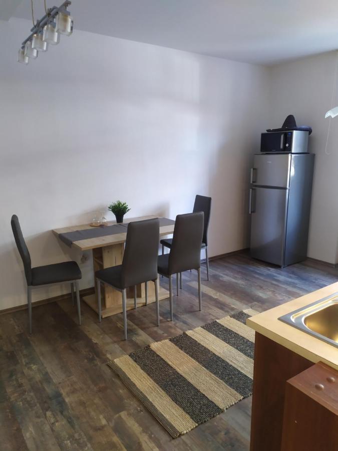 Pisqor Apartment - Self Check-In Братислава Экстерьер фото