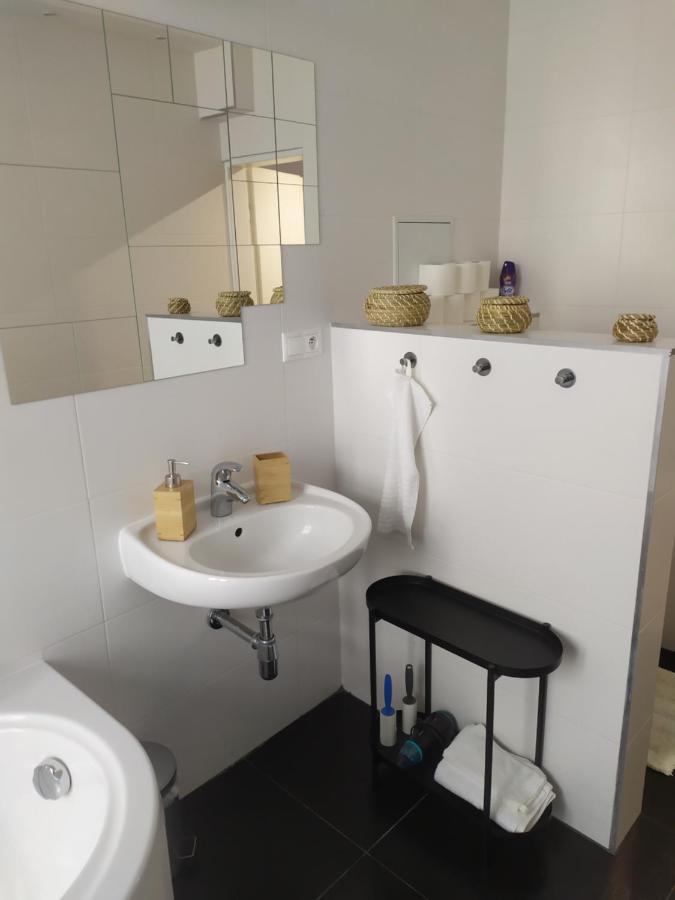 Pisqor Apartment - Self Check-In Братислава Экстерьер фото