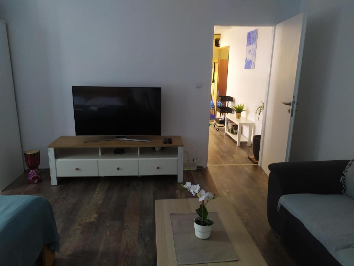 Pisqor Apartment - Self Check-In Братислава Экстерьер фото