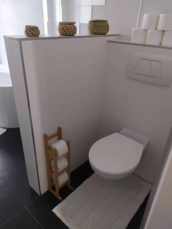 Pisqor Apartment - Self Check-In Братислава Экстерьер фото